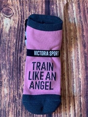 NWT Victoria Sport Women's Train Like An Angel Low Show Socks - Set of 2 Sz: OS